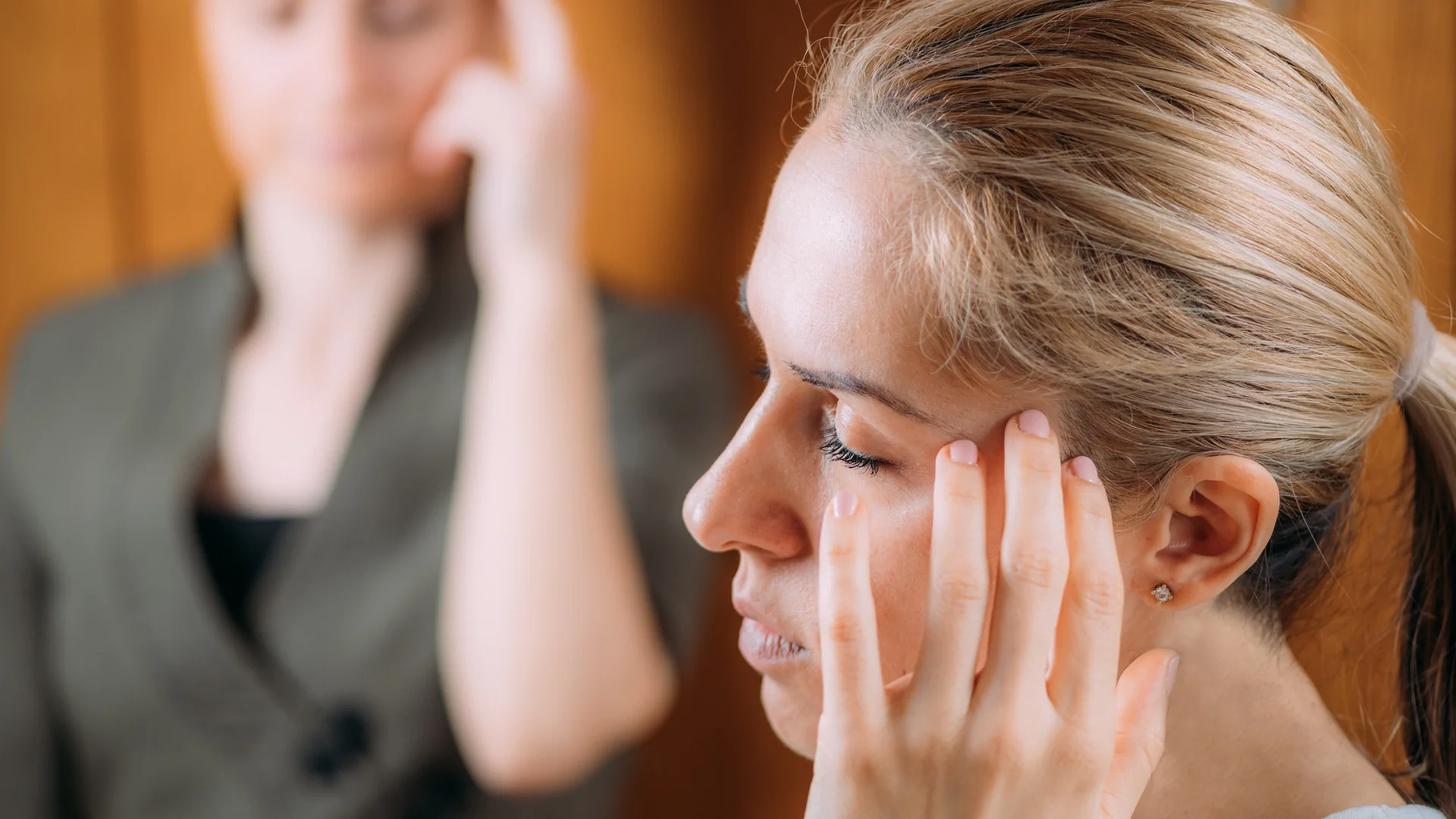 Oigo pero no entiendo, la queja habitual de esta mujer mientras intenta seguir una conversación